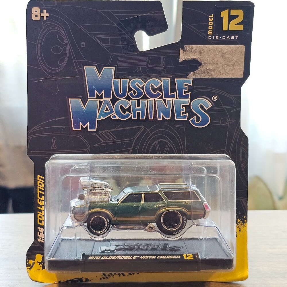 Muscle Machines 1970 Oldsmobile Vista Cruiser Diecast Car 1:64 Scale